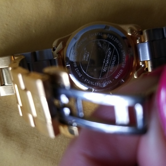 Women Swiss Army watch. New with original box. Gold stainless steel. - Picture 6 of 7